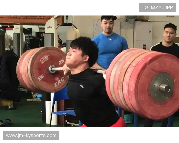 举重运动员训练营家庭参与活动成常态，举重运动员体能训练