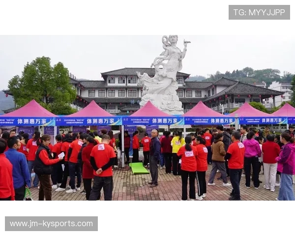 游泳队与社区卫生服务中心合作开展体测活动，社区开展全民健身游泳
